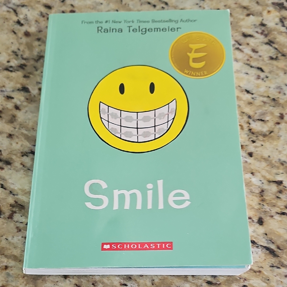 3/$15 💥 Scholastic Teal Smile Book by Raina Telgemeier